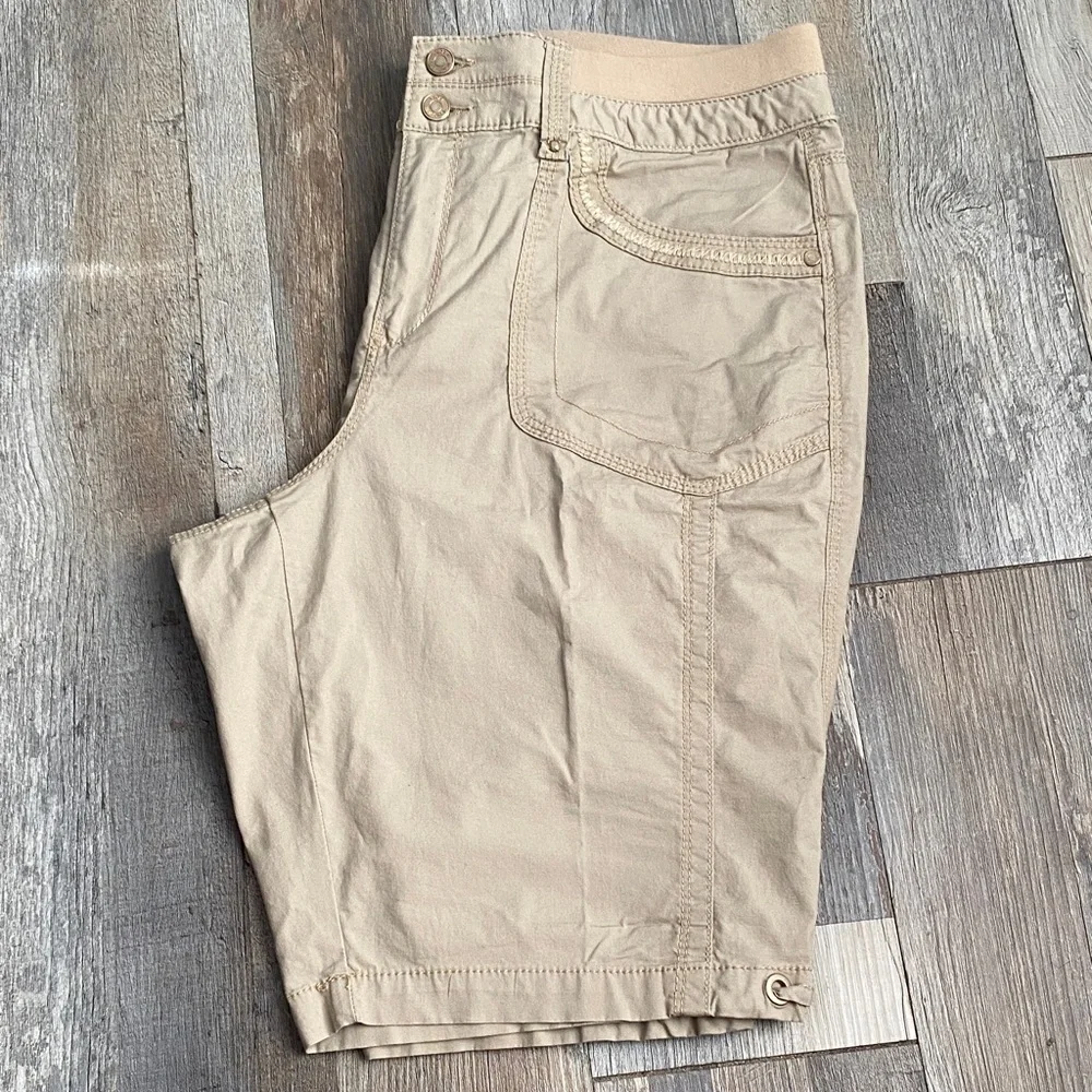 Gloria Vanderbilt Women's Beige Bermuda Shorts